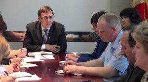 На планерке  глава города Р.В. Андреев утверждал, что обводка ям незаконна и отвлекает водителей