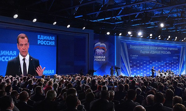 Россия. Московская область. 12 ноября 2015. Премьер-министр РФ Дмитрий Медведев (на дальнем плане) выступает на Всероссийском форуме местных отделений партии "Единая Россия" в международном выставочном центре "Крокус Экспо". Александр Астафьев/ТАСС