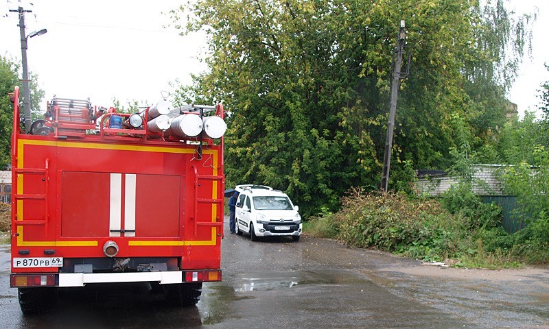 Пожарная у аварийного выхода, на заднем плане автомобиль редакции "Кимры Сегодня" 