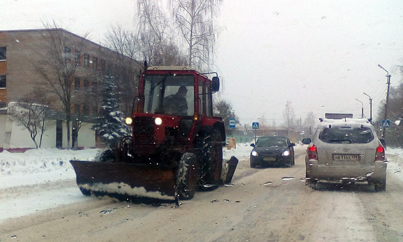 В ООО "СМ-2М" два трактора "Беларусь". Зачем он шлифует лед и тратит деньги на солярку непонятно. 