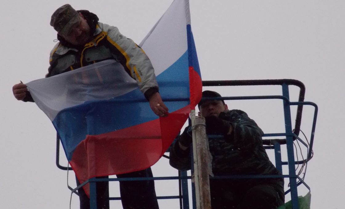 Установка в Кимрах флага России