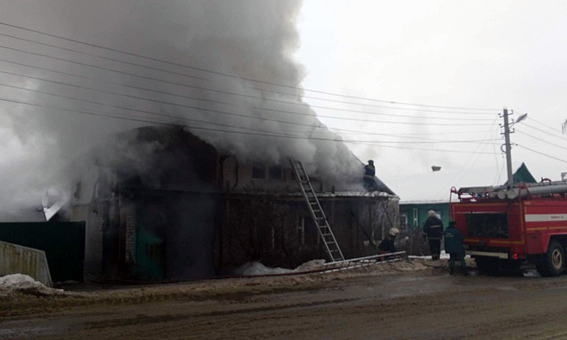 Четыре экипажа пожарных заняты в тушении дома в Кимрах на ул. Вагжанова, 41