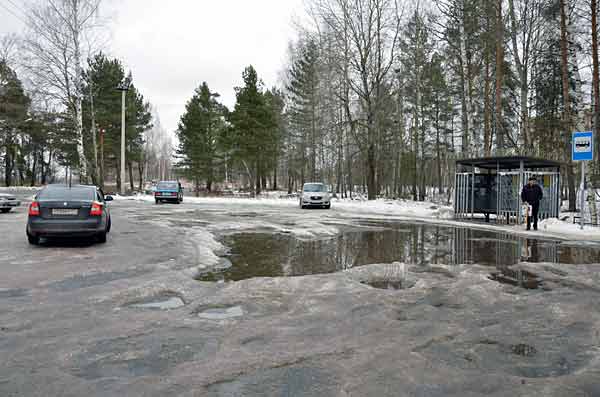 Огромная яма у Медсанчасти прямо перед автобусной остановкой