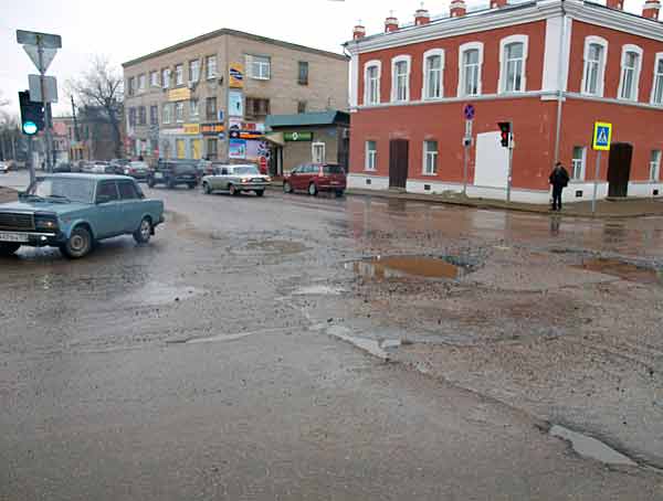 Главный перекресток у Администрации г.Кимры и краеведческого музея