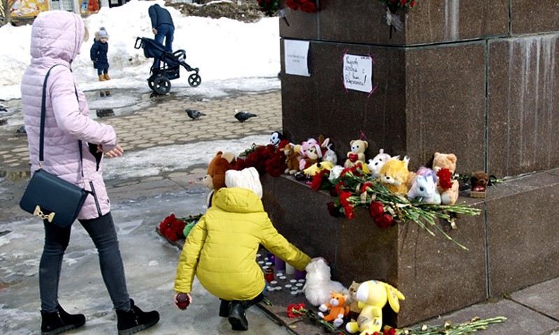 Кимряки несут свечи, игрушки, цветы к месту поминовения погибших при пожаре в Кемерово