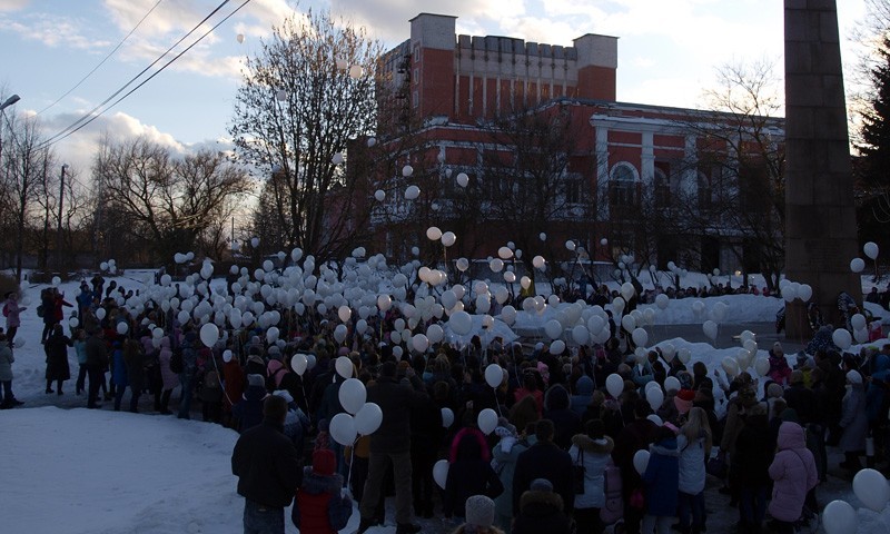 27 марта кимряки несли свечи, игрушки, цветы к месту поминовения погибших при пожаре в Кемерове