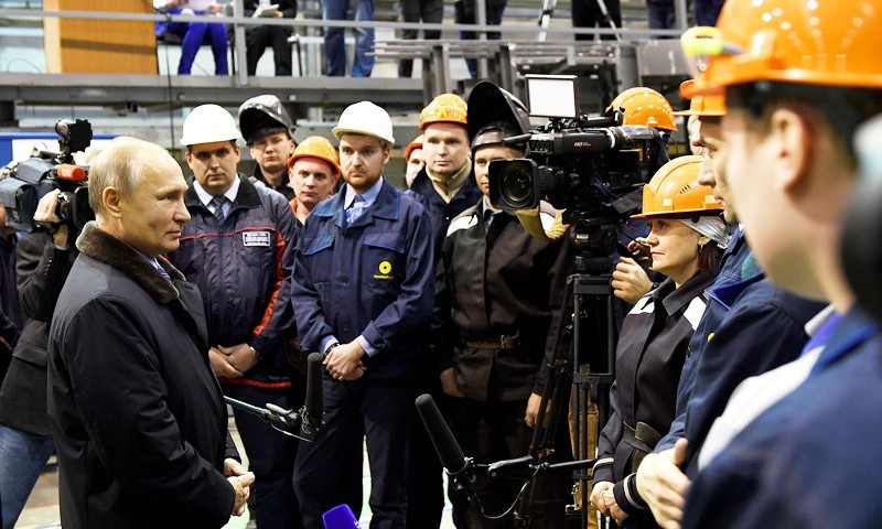 Президент Владимир Путин пообщался с рабочими Тверского вагоностроительного завода