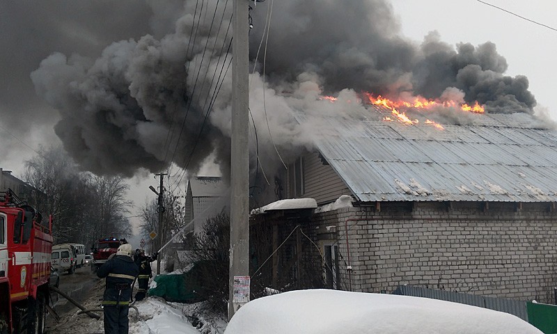 В городе Кимры на ул. Вагжанова горит частный дом.