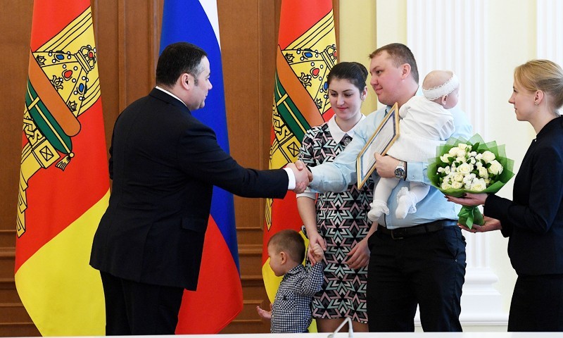 Губернатор Игорь Руденя вручил молодым семьям Тверской области сертификаты на жилье
