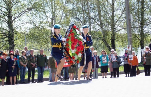 Жители Кимрского района возложили цветы к Обелиску Победы