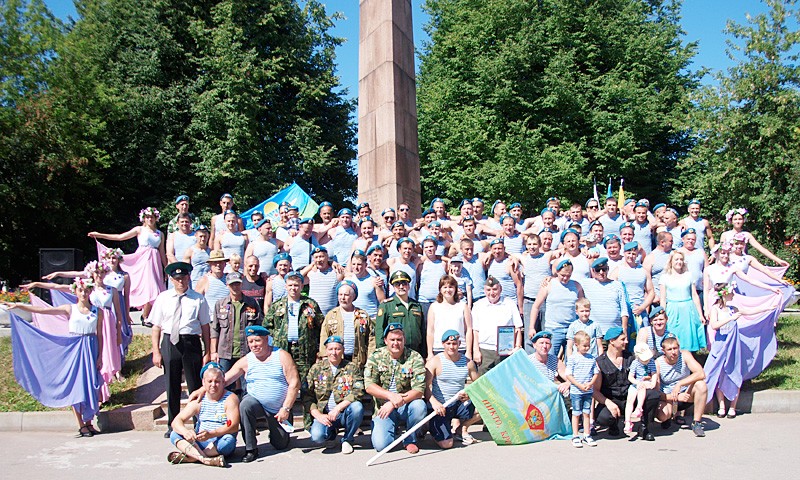 Праздновали день ВДВ и купались в фонтане