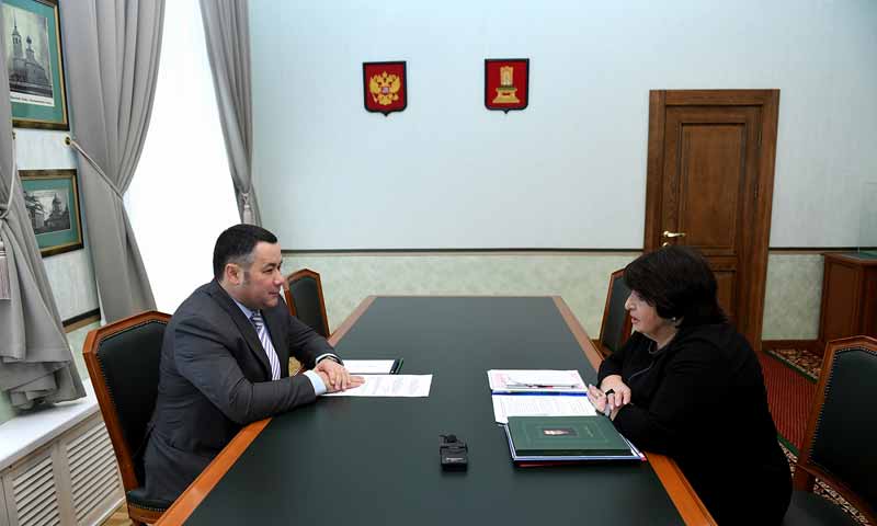 Губернатор Игорь Руденя провел рабочую встречу с заслуженным врачом Российской Федерации Каринэ Конюховой