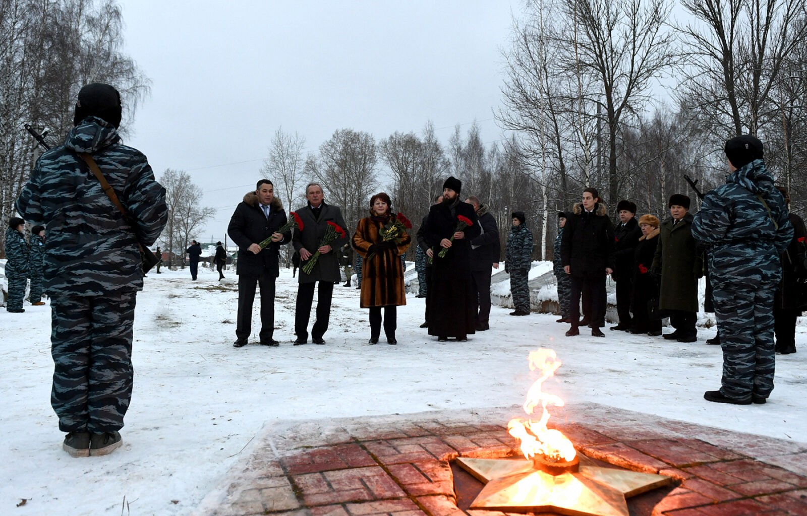 Игорь Руденя возложил цветы к воинскому захоронению в Вышнем Волочке