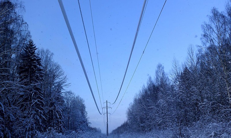 Энергетики предупреждают: приближаться к проводам, провисшим под тяжестью налипшего снега, смертельно опасно