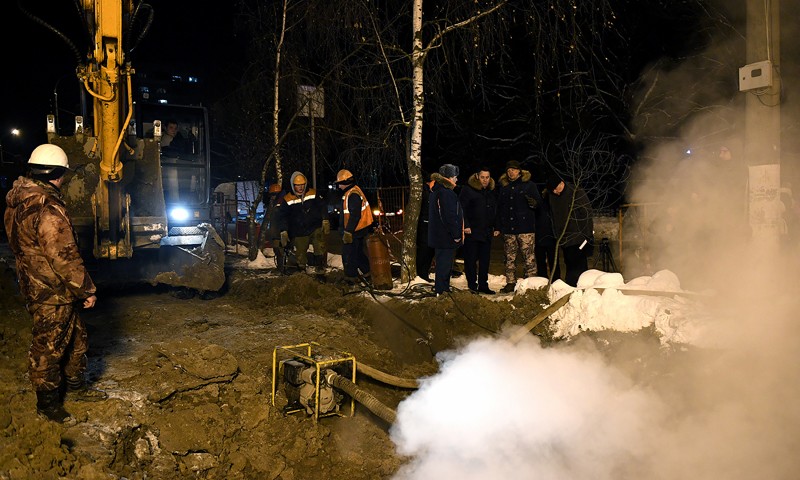 Губернатор Игорь Руденя проконтролировал ход работ по ликвидации повреждения на теплотрассе в Московском районе Твери