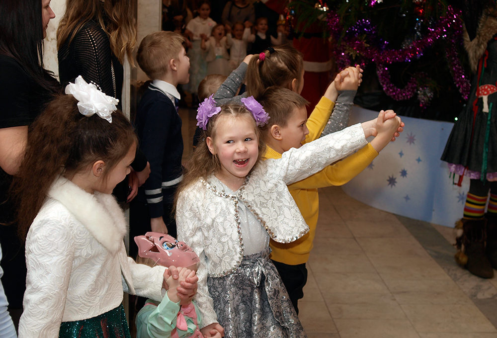 деревообрабатывающий комбинат кимры пос южный. российский военнослужащий с шариками. елка в кимрах. ёлка в кимрах савелово. центральная елка в кимрах.