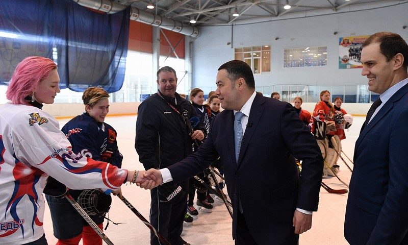 Игорь Руденя побывал на тренировке женской хоккейной команды «Тверские тигрицы» накануне 8 марта