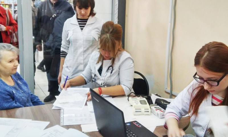 Волонтеры проекта «Мобильное здравоохранение» провели осмотр жителей Калининского района
