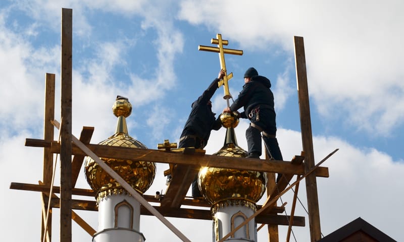 Кресты на куполах в новой часовне