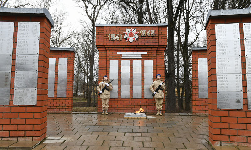 Игорь Руденя в Торжке возложил цветы к мемориалу на Аллее Памяти