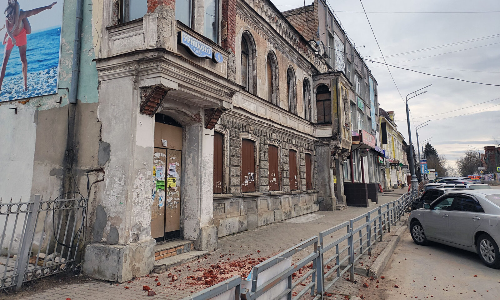 Опасный фасад исторического здания в городе Кимры