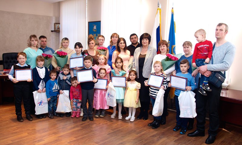 Молодым семьям кимряков вручили жилищные сертификаты