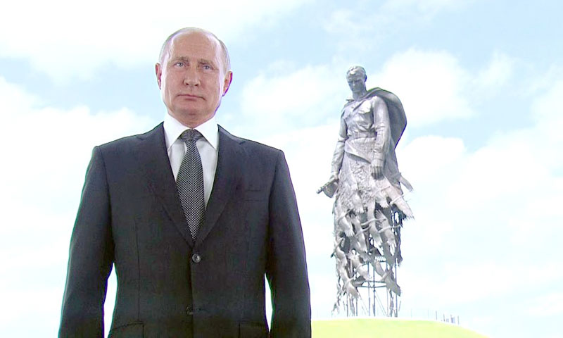 Владимир Путин обратился к гражданам России на фоне Ржевского мемориала Советскому солдату