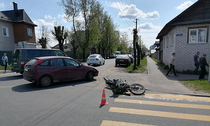 На перекрестке улиц Ленина и Шевченко сбили мотоциклиста