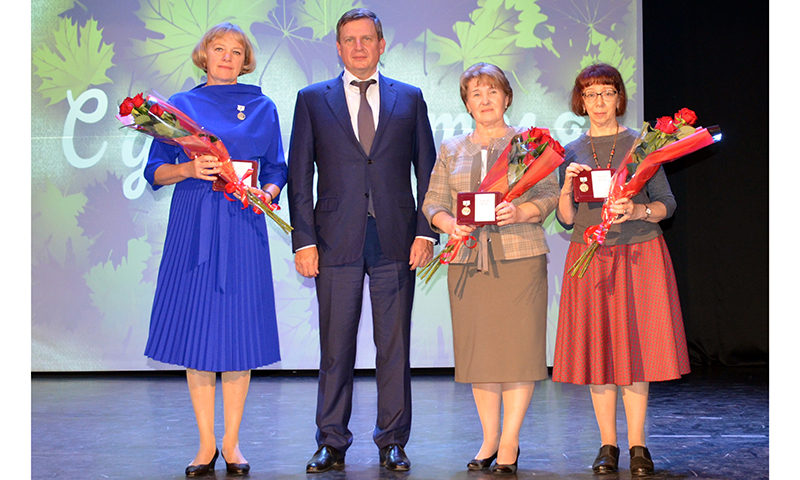 Учителей поздравляли в ДК «40 лет Октября»