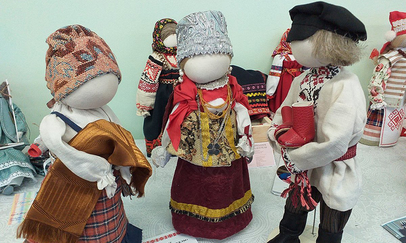 В Центральной библиотеке города Осташкова прошла всероссийская передвижная выставка народной куклы «Россияночка»