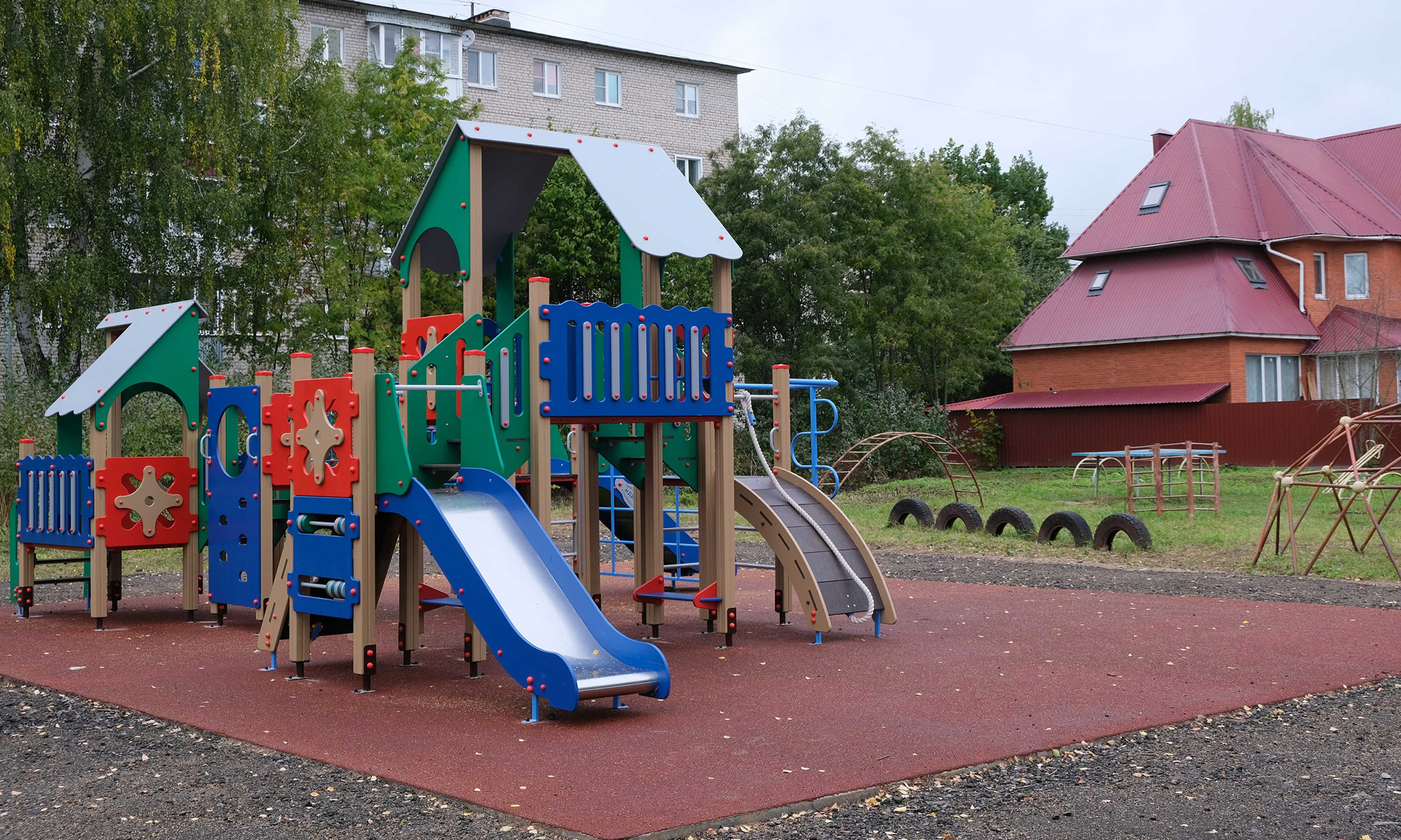 Детская площадка на набережной Фадеева