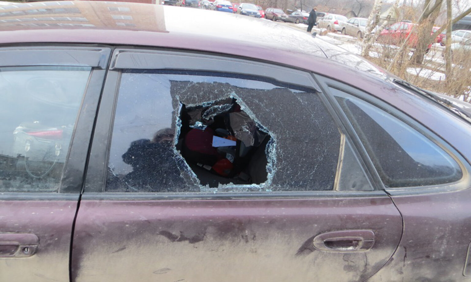Разбитое окно авто