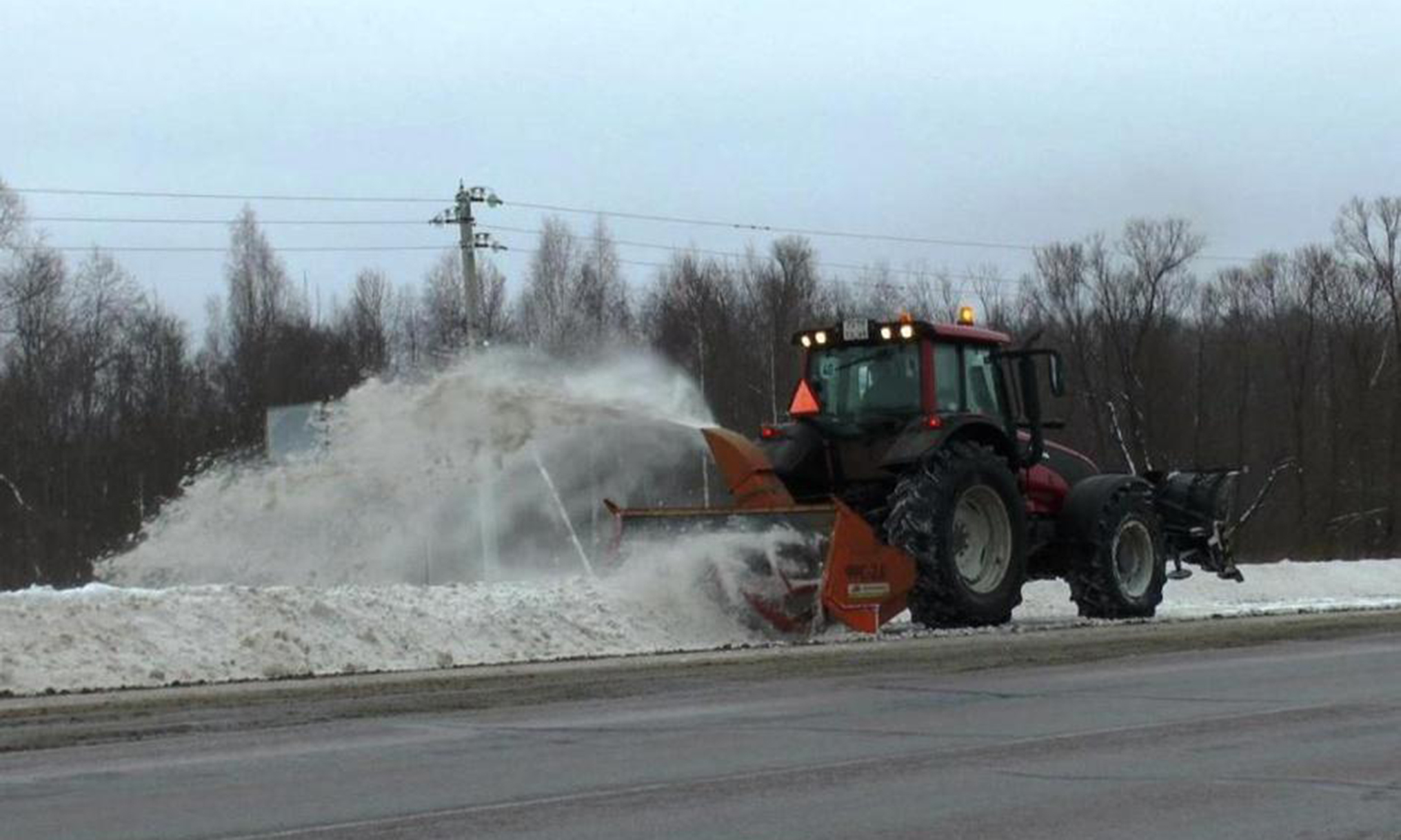 Более 200 единиц техники начали борьбу со снегом