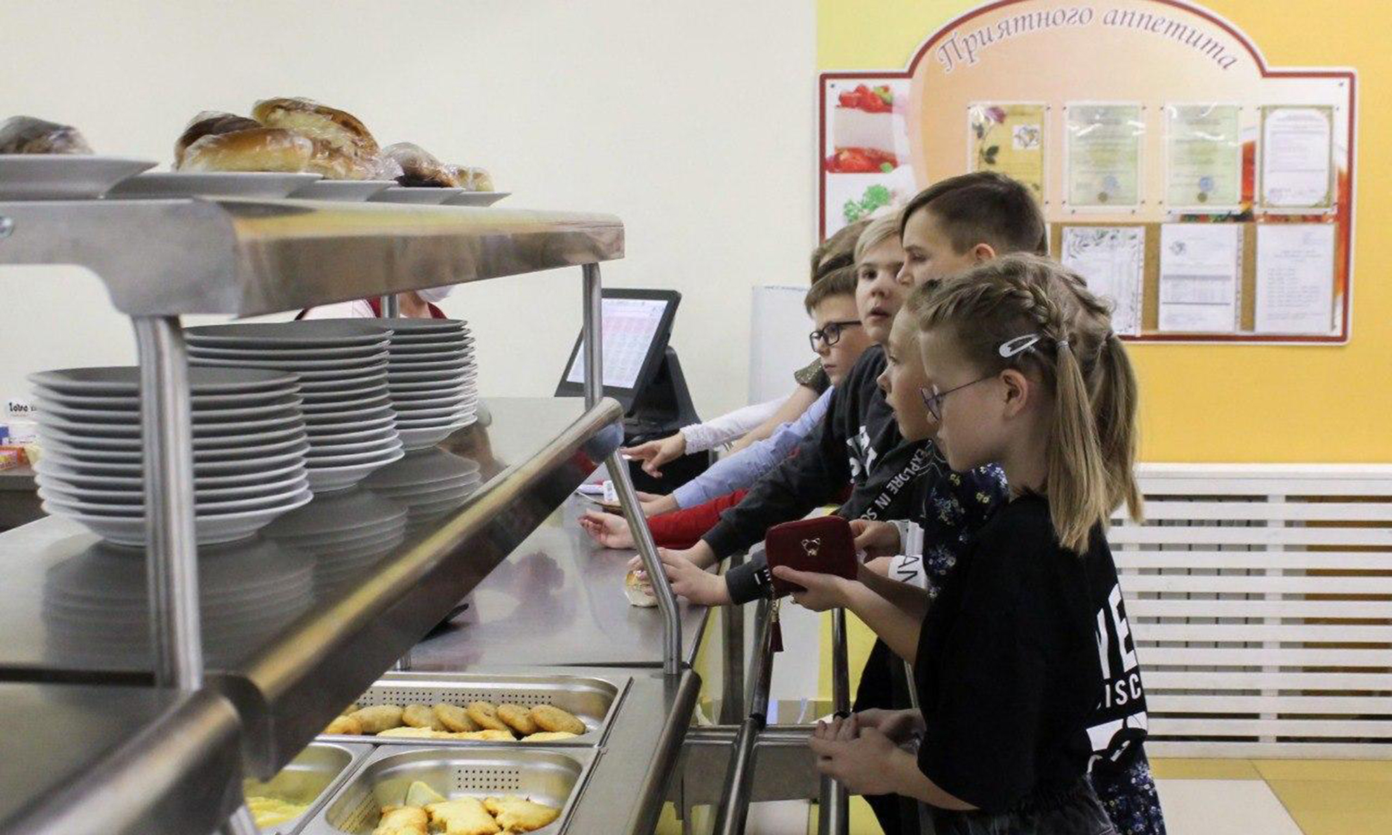 В Тверской области бесплатно питаются свыше 16 тысяч школьников
