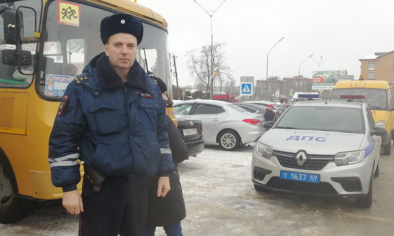 Сотрудники Кимрской Госавтоинспекции рассказали ребятам, как себя вести в школьном автобусе