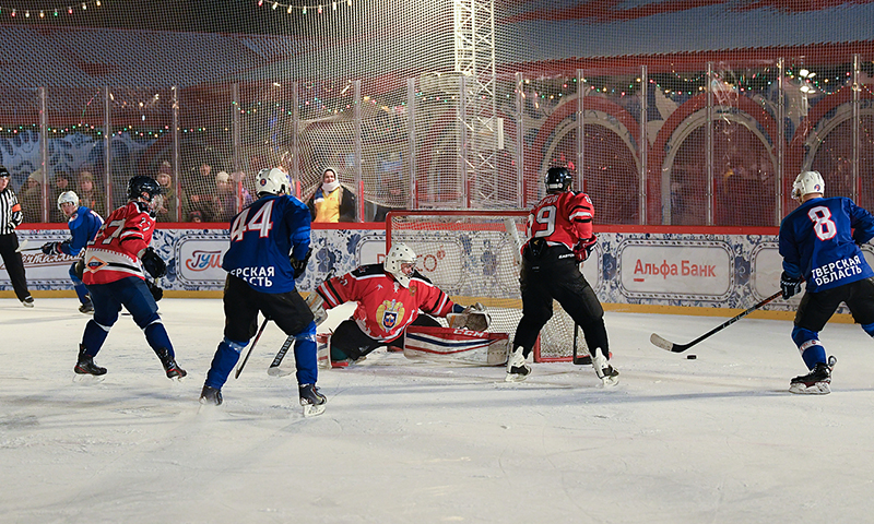 Тверские хоккеисты забили 4 шайбы в матче на Красной площади