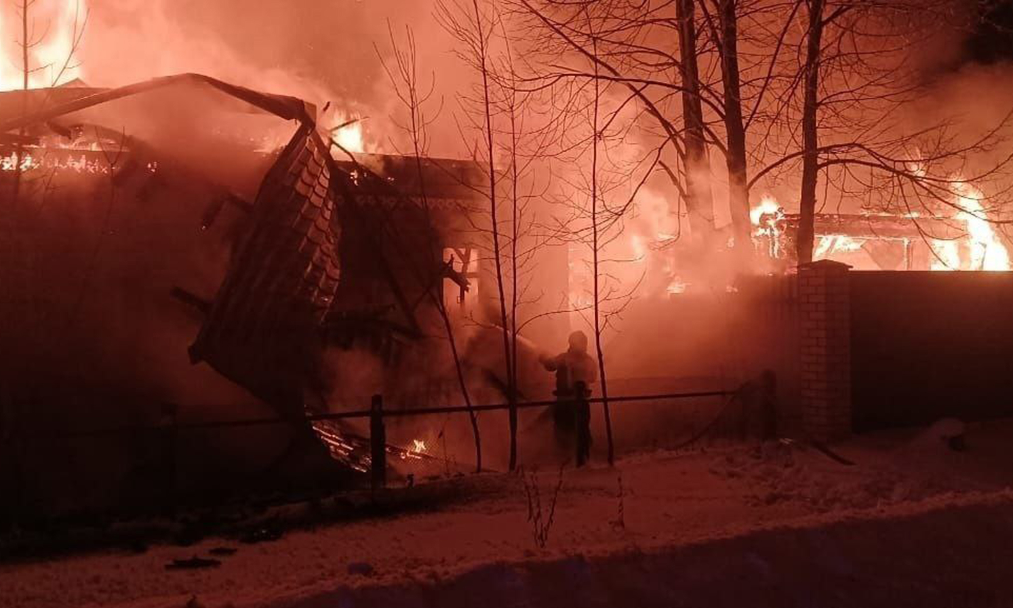 Ночной пожар в деревне Романово Кимрского муниципального округа уничтожил два дома и хозпостройки