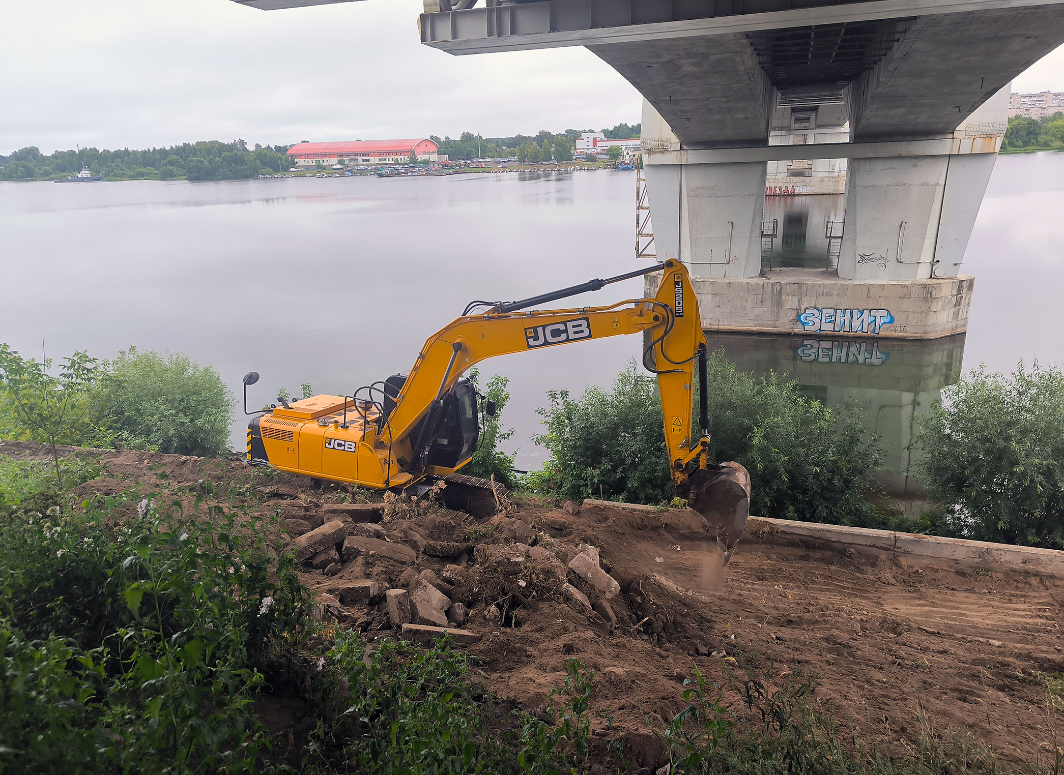 Работы на набережной Фадеева в 2024 году начались с удаления наносного грунта и строительного мусора с нижнего яруса набережной, подготовки подъезда к стройплощадке
