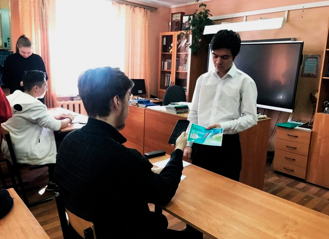 Молодые волонтеры помогают сверстникам проголосовать за новый объект благоустройства в городе Кимры