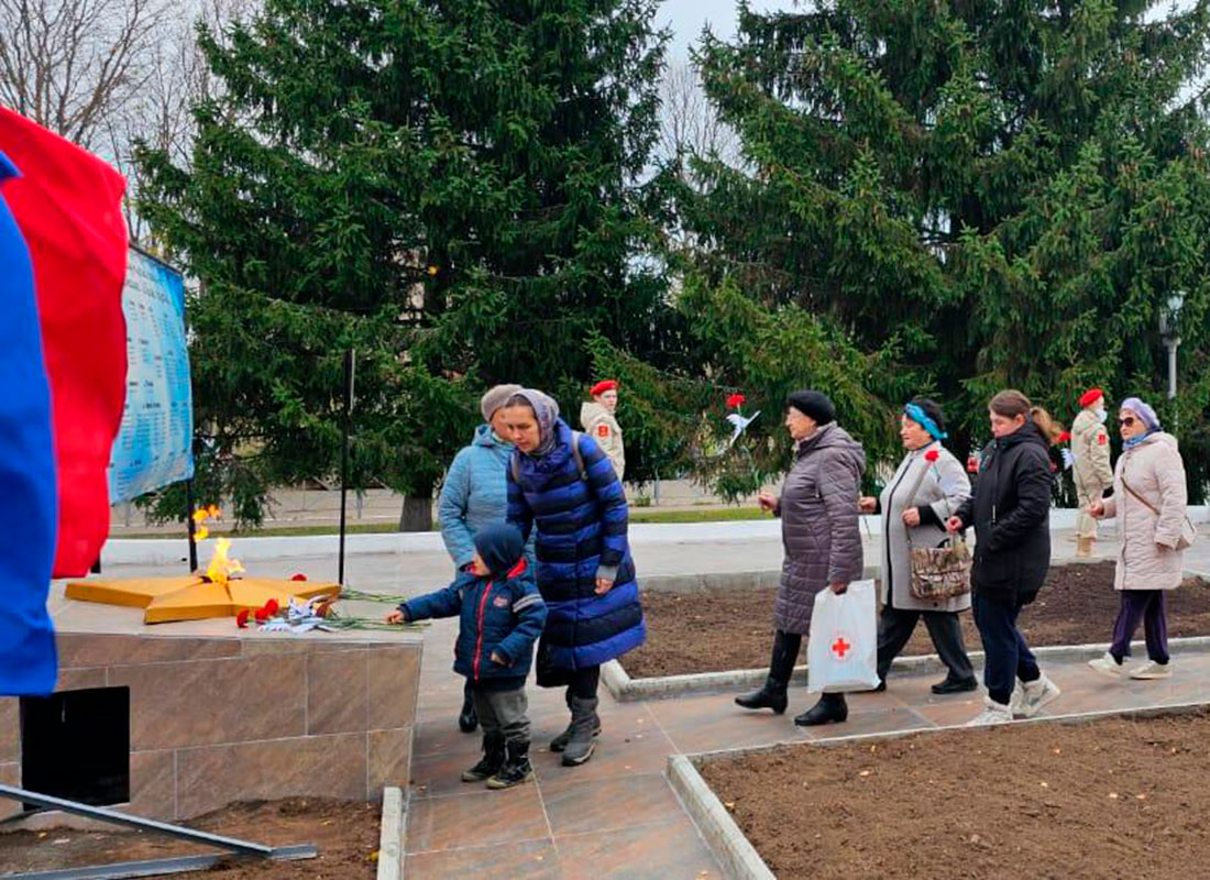 Мне кажется порою, что солдаты… 22 октября в деревне Малое Василёво прошел праздник «День белых журавлей». Наверное, нет более солидарного и грустного праздника, ведь именно в этот день мы вспоминаем всех тех, кто положил свои жизни на алтарь победы на всех полях сражений. В рамках праздника состоялось торжественное открытие обновленного памятника «Воина-освободителя». По поручению губернатора Тверской области Игоря Рудени в сентябре этого года был проведен капитальный ремонт постамента памятника и прилегающей к нему территории. С приветственным словом к жителям деревни Малое Василёво обратился начальник Управления территориями Кимрского муниципального округа Максим Чебыкин. Ведущие Валентина Новикова и Елена Панова рассказали собравшимся на площади односельчанам 34-летнюю историю нашего памятника «Воина-освободителя». Маловасилевцы приняли участие во Всероссийской акции «День белых журавлей»: почтили память погибших воинов минутой молчания, возложили красные гвоздики и белых журавлей – бумажный символ здоровья, добра и мира к памятнику, где горел «Огонь Памяти», который мы зажигаем по особым праздникам. В торжественном мероприятии принимали участие представители всех организаций и учреждений культуры и образования, Знаменная группа юнармейский отряд «Орион» Маловасилёвской школы, настоятель Храма Святой Троицы протоиерей Михаил Бакун, наши ветераны, жители д. Малое Василёво. В исполнении семейного вокального ансамбля «Вдохновение» прозвучала песня «Журавли», под эгидой которой проходят эти патриотические мероприятия. Ветеран Вооруженных сил майор запаса К.А. Прокопенко с дочерью Таисией исполнили песню «Вы рядом с нами». Музыкальное сопровождение мероприятия подготовил С.Б. Ковалёв. Неумолимо движется время, не остановить, не удержать его, но в этом неустойчивом мире должны быть вечные ценности. Ценности, которые дают нам право называть себя человеком. Одна из них готовность встать на защиту Отечества и, если потребуется отдать за него свою жизнь, умереть, чтобы могли жить другие. Журавли символизируют память обо всех погибших на полях сражений. Сегодня уже ясно, что «Белые журавли» Расула Гамзатова переросли границы Дагестана и летят по всему миру. И нас объединяет родство и общая память и, конечно, «День белых журавлей»... Жители деревни Малое Василёво и гости возложили гвоздики к памятнику «Воина-освободителя»