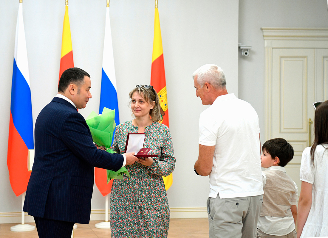Надежда НЕНАШЕВА, многодетная мама из г. Кимры, награждена почетным знаком Тверской области «Слава Матери»