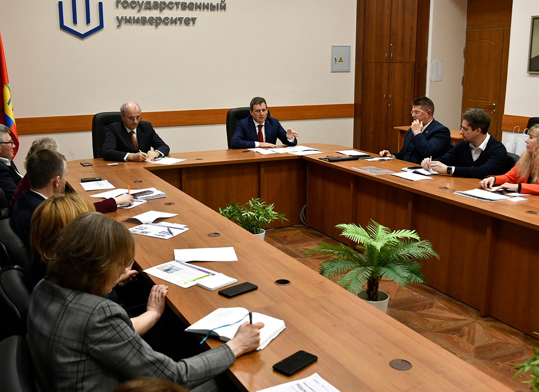 При содействии Сенатора РФ Андрея Епишина в регионе начал работать проект «Наука в регионы» В Тверском государственном университете по инициативе сенатора Андрея Епишина прошла встреча с участием представителей МФТИ, где обсуждалась совместная реализация двумя вузами проектов по развитию в Тверской области физико-математического и инженерного образования. Сотрудничество будет осуществляться в рамках программы Фонда развития физтех-школ «Наука в регионы», цель которой – объединить образование, науку и предприятия для повышения качества естественно-научного и инженерного образования в России. На данном этапе прорабатываются возможности практического сотрудничества ТвГУ и МФТИ для открытия в школах профильных классов по естественно-научному и инженерному направлениям, а также открытия сетевого бакалавриата. Совместно вузы-партнеры будут проводить подготовку детей и педагогов школ, обеспечивать повышение квалификации профессорско-преподавательского составов школ и вуза в регионе, что в итоге позволит получать абитуриентов высокого качества. Также планируется создание в Тверской области консорциума «школа-вуз-высокотехнологичная компания», благодаря которому учащиеся профильных классов станут студентами бакалаврской программы ТвГУ и МФТИ, а затем – ведущими специалистами высокотехнологичных компаний страны и инновационных предприятий региона. – Наша цель – совместить ресурсы двух вузов в том, чтобы привлекать дополнительных абитуриентов на физико-математические специальности, используя возможности МФТИ, как ведущего мирового технического вуза. Тем самым, Тверской государственный университет получит эффективный инструмент в деле повышения привлекательности бакалавриата технических дисциплин и престижа технических кафедр. Это архиважно. По сути, реализацией данного проекта решается государственная задача по обеспечению технологического суверенитета нашей страны с высочайшим в этой связи научно-техническим запросом на специалистов. Важно и то, что в работу будут вовлечены ведущие предприятия Тверской области, – рассказал по итогам встречи сенатор Андрей Епишин, который сам закончил МФТИ по специальности «прикладная математика и физика». По словам сенатора, к реализации проекта уже подключается Ржев и его предприятие «Электромеханика», далее – Кимры и Вышний Волочёк. Речь идет о создании учебных центров, на базе которых с участием ведущих ученых и инженеров можно будет осваивать часть учебной программы. Таким образом, студенты проходят практическую подготовку непосредственно на предприятии и по окончании вуза становятся абсолютно готовыми специалистами. По мнению Андрея Епишина, у данного проекта есть и такая цель, как повышать число школьников, выбирающих физику одним из основных предметов к сдаче на ЕГЭ. – Одновременно нужно работать над повышением баллов по математике, информатике и другим ключевым предметам, обеспечивающим технологическое развитие нашего государства и его обороноспособность. И здесь главное – сформировать в школах дополнительные педагогические ресурсы для того, чтобы у нас кратно увеличилось количество физико-математических классов. Задачи непростые, но решать их необходимо оперативно. Поэтому сейчас мы формируем команду нашего проектного офиса, а далее представим проект губернатору, Правительству, Законодательному Собранию, – отметил Андрей Епишин. Сенатора поддерживает руководство тверского вуза. – От МФТИ мы ожидаем эффекта в повышении интереса к физическим наукам и физическому образованию, математическим наукам и математическому образованию, к информационным навыкам и образованию. И, конечно, ожидаем притока большего количества молодых талантов из Тверской области в стены нашего университета. Сегодняшний диалог был продуктивным, будем двигаться в этом направлении. И, конечно, хочу поблагодарить сенатора Российской Федерации Андрея Епишина за организацию такой встречи, – прокомментировал врио ректора Тверского государственного университета Сергей Смирнов. Влад СЕРГЕЕВ