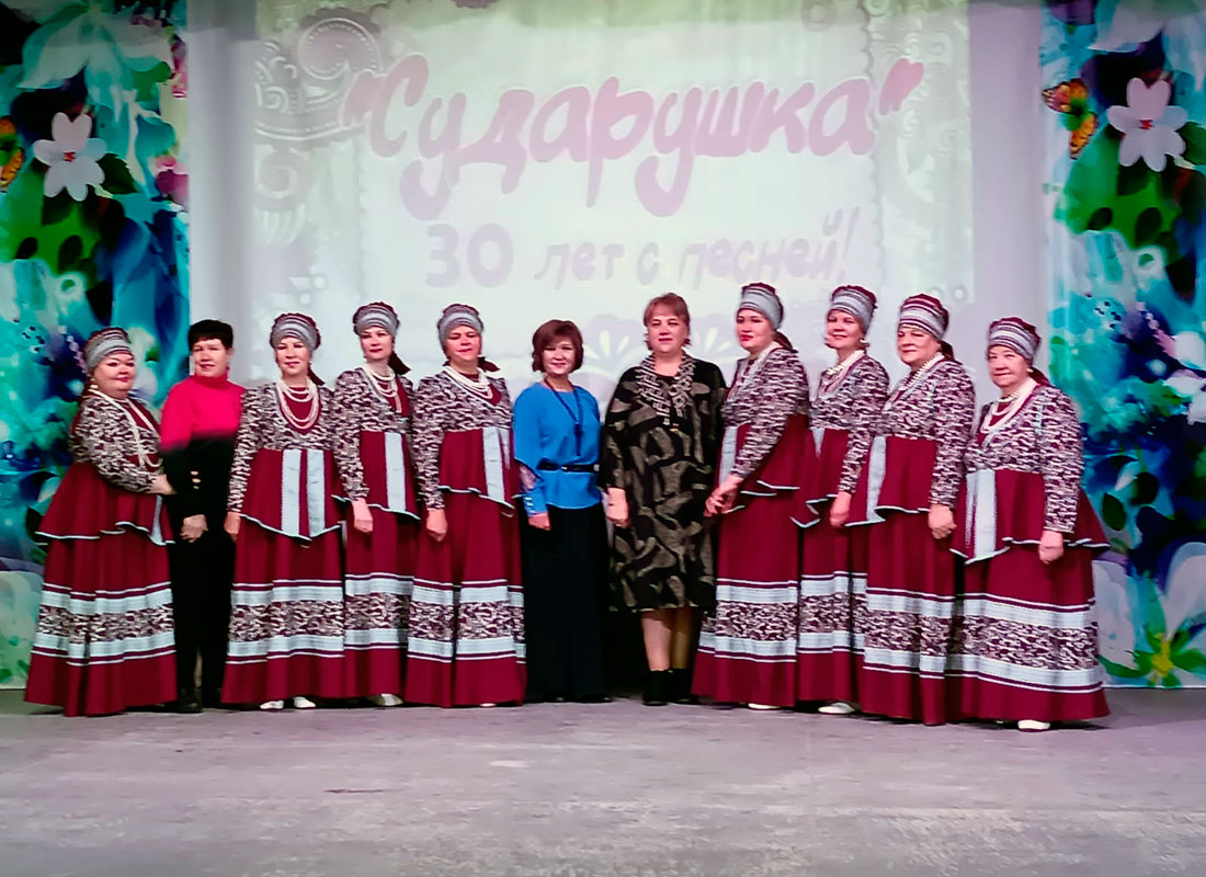 На сцене участницы юбилейного концерта Народного вокального ансамбля «Сударушка»