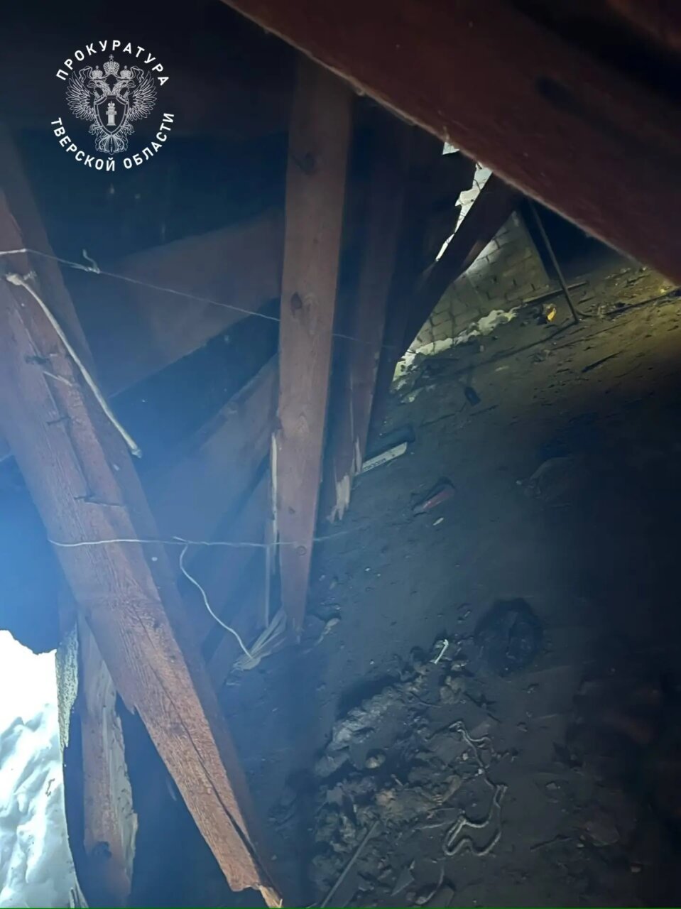 Снег продавил крышу двухэтажного жилого дома в городе Кимры 2 1lf1ribwin kpyon8eynk