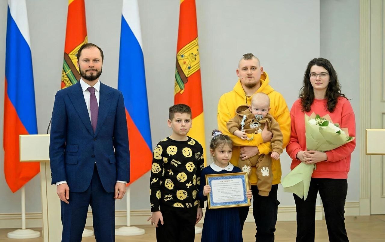 Многодетной семье Балуевых из Кимр в торжественной обстановке вручил жилищный сертификат врио губернатора Виталий Королев... 2 fmeqj6hpld g94w5zf3d3