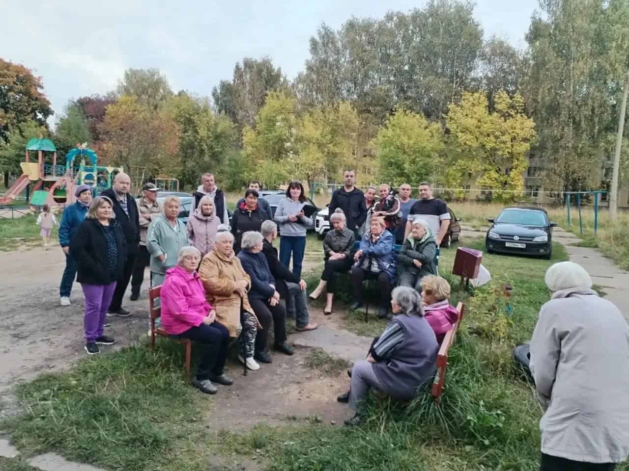Жители Южного собираются на собрание у детской площадки.